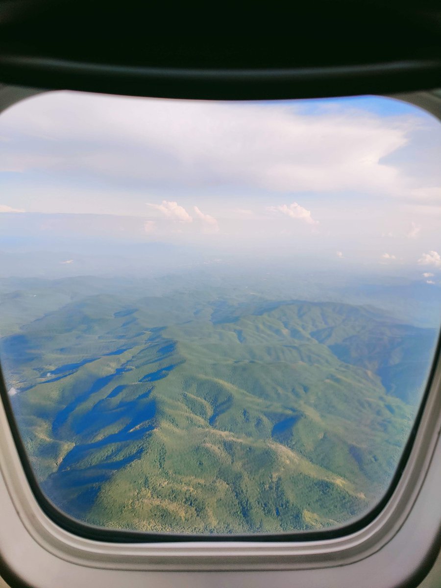 AirlinesDotOrg's tweet photo. Passenger KJ captured this stunning view of the Blue Ridge Mountains while flying to @ChattAirport. 🏔️🌳 Share your favorite window seat views using #WhyWeFly or at this link to be featured in a post! https://t.co/MLzAJc2CAj https://t.co/6RVBF4KrCB