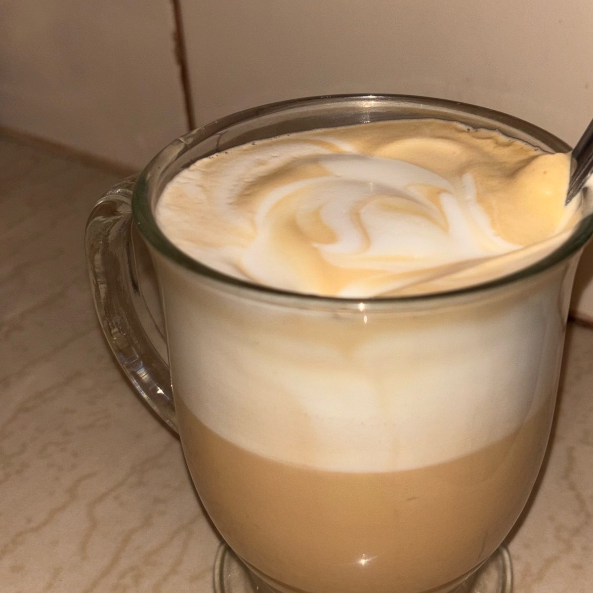 miren lo cremosito que se ve mi café diooooosss que rico