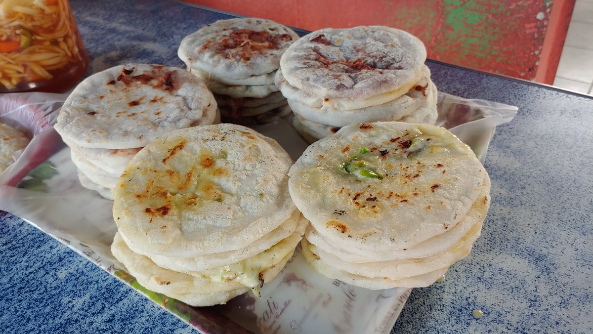 JMRAFFi_ES's tweet photo. El Plato por excelencia de Nacionales y Extrajeros tiene un dia en especial, cada segundo Domingo de noviembre se celebra el «Día Nacional de Las PUPUSAS» en El Salvador Declarado por decreto legislativo No. 655 en abril de 2005. @MorenaValdezSV @nayibbukele 
#Guatemala
#Honduras https://t.co/tMb7puVdId