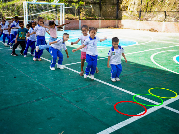 GobdeLandazuri's tweet photo. Hoy iniciamos nuestra jornada de la celebración del mes de la niñez  en el corregimiento Km 15 🎉👧🧒
Nos reunimos en el polideportivo para compartir una jornada llena de sonrisas, juegos y momentos inolvidables, donde nuestros niños y niñas fueron los verdaderos protagonistas. https://t.co/3kyqGdpFsV
