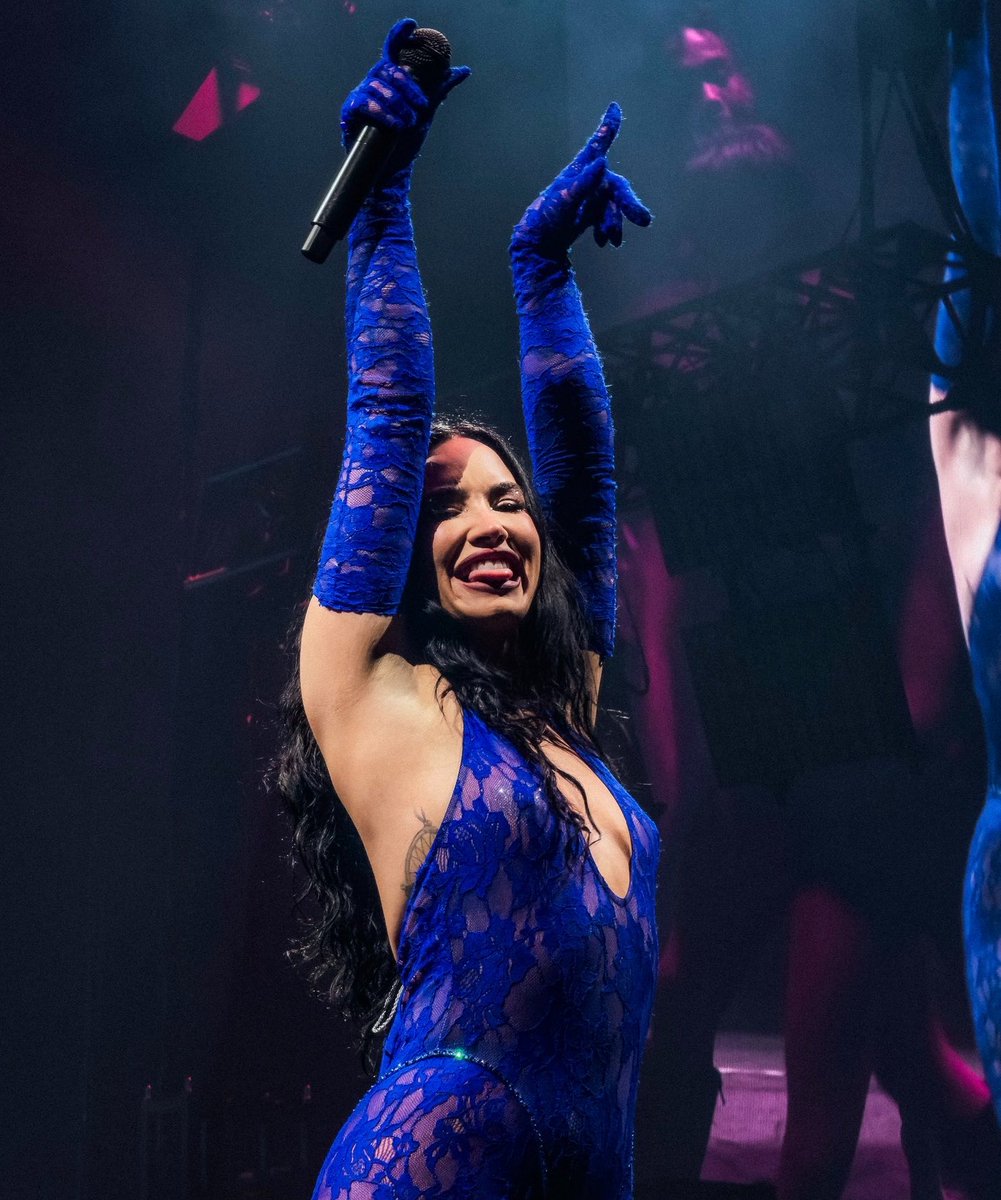 demi loops ❀ tweet media
