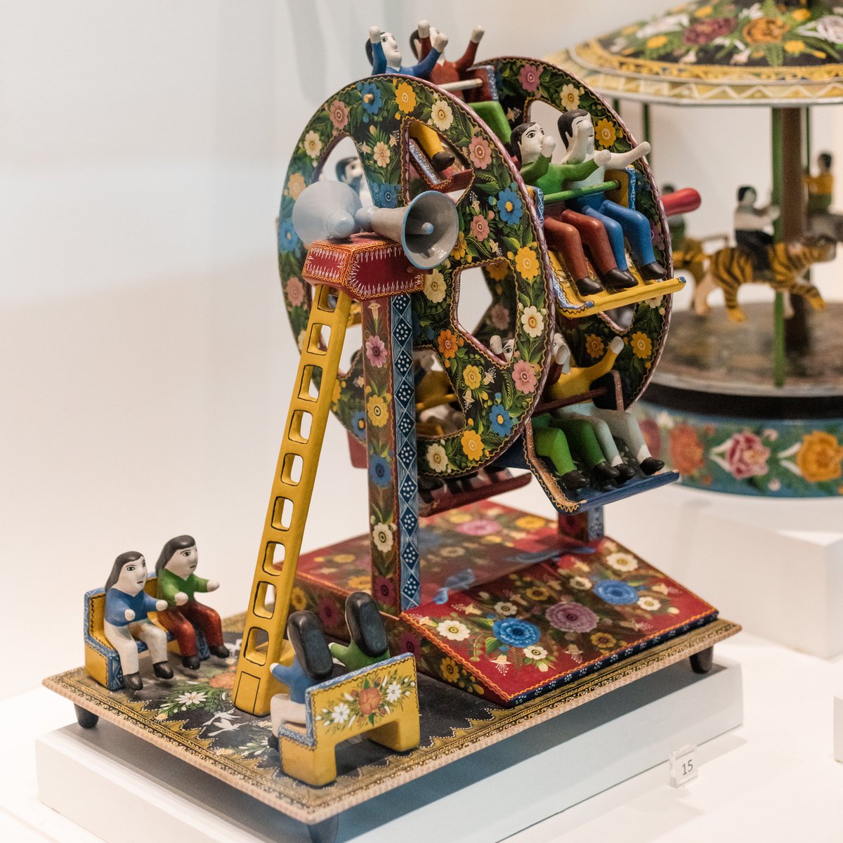 map_mexico's tweet photo. ¿Qué recuerdas al ver una rueda de la fortuna?🎡
Para chicos y grandes, las ferias son pura magia.
El maestro Santiago Carranza Romano (Olinalá, Gro.) plasma esta alegría en una obra de laca que rinde homenaje al arte popular y la biodiversidad mexicana.
👉Admírala #enelMAP https://t.co/fgpCZJOUez