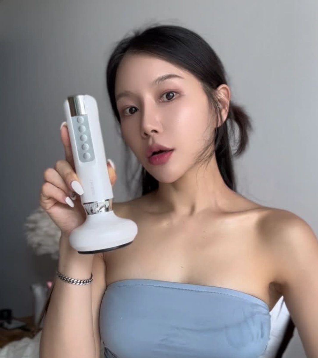 Ayamin_beauty's tweet photo. 爆美女たちがこぞって使ってるWell247 ボディマッサージャーのV2がヤバすぎる…！

V1から大幅進化して、
✅3D吸引リフティングがさらに強力に
✅新搭載のアイスモードで引き締め効果もアップ
✅吸引パワーも細かい調整が可能に

これ一台でおうちにいながらプロのエステ級ボディケアができちゃうって、マジでコスパ最強じゃない…？

セルライト気になるところ、むくみ、たるみ全部まとめてケアできるから、忙しいのに綺麗でいたいアラサー女子に激推し✨
