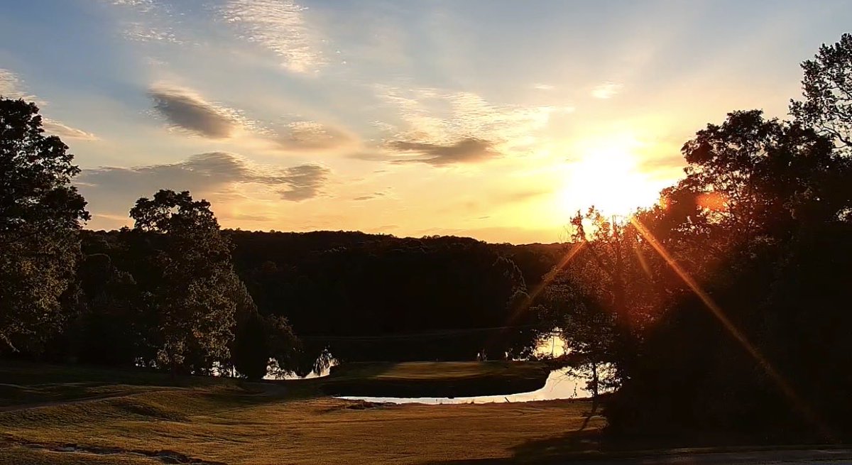 wxornotBG's tweet photo. Beautiful sunset view looking over the 18th hole from our Shady Hollow Golf Course unit. @edmonsonvoice https://t.co/XLbOD7JjiV