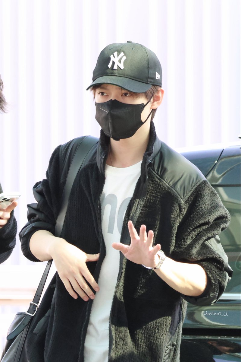 chestnut_LE's tweet photo. 260501 ICN 출발

모자에 붙인거 대갈이 털인가?

#nctdream  #CHENLE  #천러  #钟辰乐 https://t.co/lEuP8zD9JK