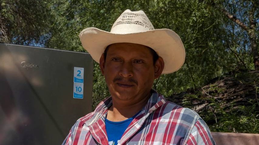 GobBCS's tweet photo. 🐄🧀 #ConoceA | Jesús Guadalupe Valle, productor de #Miraflores, quien preserva la tradición ganadera a través de la cría de ganado y la elaboración artesanal de quesos, sin conservadores ni aditivos.
Con su trabajo impulsa la economía local, mantiene vivos los saberes del campo y ofrece productos frescos y de calidad directamente desde su rancho.
#HechoEnBCS