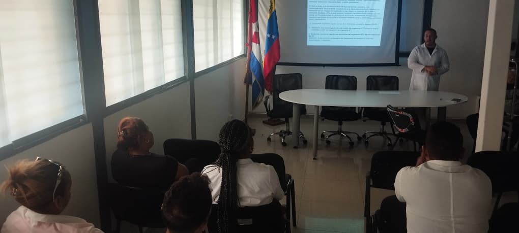 cubacooperaven's tweet photo. ¡Ciencia y vida en el #DistritoCapital! 🩺❤️
Médicos intensivistas participan en Conferencia Especializada sobre el Infarto Agudo del Miocardio (IMA). La actualización constante es nuestra mejor herramienta para brindar salud de excelencia al pueblo. ¡Compromiso total! 🇨🇺🇻🇪 https://t.co/jg9A7a3Wfc