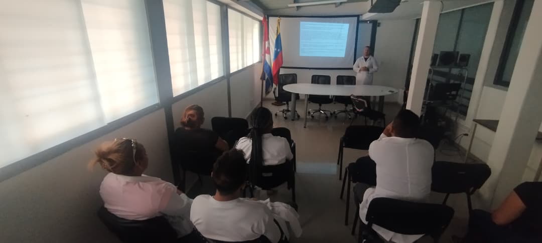 cubacooperaven's tweet photo. ¡Ciencia y vida en el #DistritoCapital! 🩺❤️
Médicos intensivistas participan en Conferencia Especializada sobre el Infarto Agudo del Miocardio (IMA). La actualización constante es nuestra mejor herramienta para brindar salud de excelencia al pueblo. ¡Compromiso total! 🇨🇺🇻🇪 https://t.co/jg9A7a3Wfc