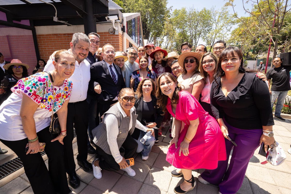 _valdespjesus's tweet photo. Acompañamos a la Jefa de Gobierno @ClaraBrugadaM en la inauguración de la Utopía "Ceylán" en Azcapotzalco. 🏗️✨ 

Un espacio diseñado para devolverle la dignidad al espacio público, fomentando la cultura, el deporte, los cuidados y la recreación para todas las familias de la zona.

​¡Transformar el entorno es transformar vidas! 

Vamos por las 100 Utopías en la #CapitalDeLaTransformación. 

 #Azcapotzalco 
#UtopíaCeylán
#CDMX
#Morena

@DiputadosMorena @PartidoMorenaMx