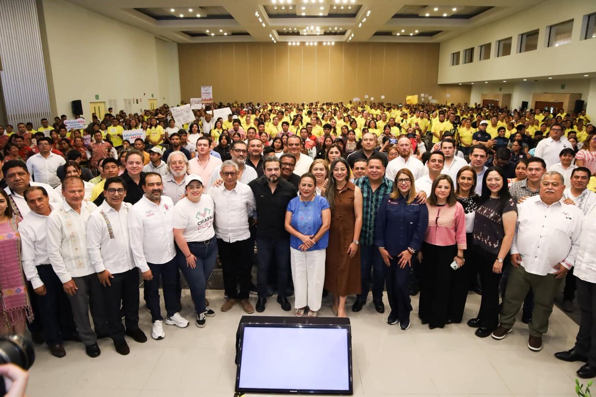 ConocerMx's tweet photo. En Chiapas, impulsamos 🚀 una alfabetización más incluyente, pertinente y cercana a las comunidades. 

A través del EC1780 del programa "Chiapas Puede”, que coordinan el Dr. Roger Adrian Mandujano Ayala, titular de la Secretaría de Educación Chiapas
@Edu_Chis; el Dr. César Espinosa, Director General del @IcatechOficial; y la Dra. Flor Marina Bermudez, Coordinadora Operativa de Proyectos Estratégicos para la Alfabetización, fortalecemos 💪🏻 la labor de las y los asesores interculturales bilingües.