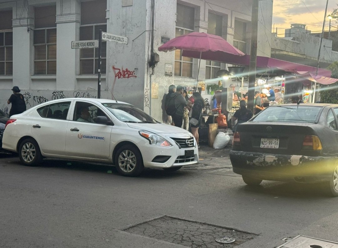 norma_080980's tweet photo. @LauraEleu @inveacdmx @SPAOVP_CDMX Tal cual, estos 2 ni quien les diga nada sobre José Rosas Moreno, fauna nociva, grasa en el piso, autos en triple fila, franeleros  peleas  balazos y las autoridades comiendo taquichis https://t.co/u0N9rZLgqK