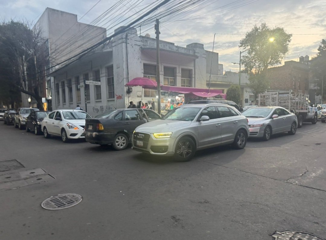 norma_080980's tweet photo. @LauraEleu @inveacdmx @SPAOVP_CDMX Tal cual, estos 2 ni quien les diga nada sobre José Rosas Moreno, fauna nociva, grasa en el piso, autos en triple fila, franeleros  peleas  balazos y las autoridades comiendo taquichis https://t.co/u0N9rZLgqK