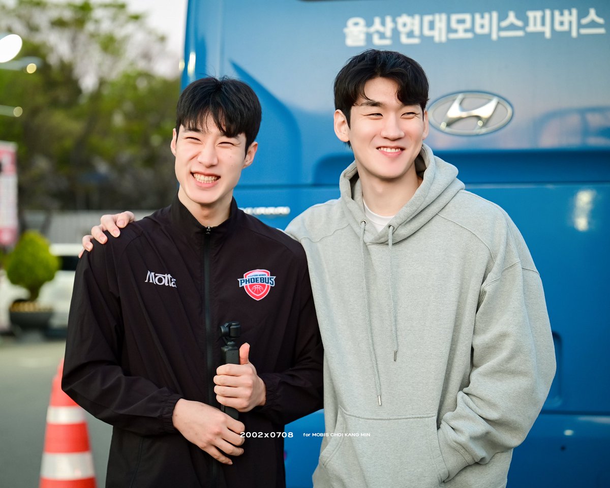 fromduck_'s tweet photo. 사복 입으면 모르겠는데 유니폼 입고 서 있으면 형체(?)가 비슷해서 사람들이 헷갈려 한다고 ... 명진선수도 닮았다고 했데요 ㅋㅋㅋㅋㅋ 끝까지 서로 부정하더니 사진 찍다가 “강민이 내 분신인데요” 선언한 한진선수 ... 구 룸메즈 파이팅 ✊🏻 https://t.co/XbuzTuKmKJ
