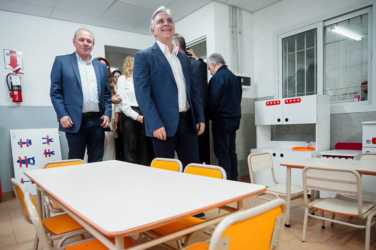 MartinLlaryora's tweet photo. Seguimos invirtiendo en el futuro, en Córdoba la #infancia está en el primer lugar. 

En #RíoCuarto habilitamos nuevas salas de jardín en la Escuela Normal Superior “Justo José de Urquiza”, sumando más espacios para que nuestros niños de 3, 4 y 5 años aprendan y crezcan en mejores condiciones.

Con una fuerte inversión provincial, a través del programa “Habitar la Escuela” y junto al municipio, ampliamos la #infraestructura educativa para el nivel inicial. Nuevas aulas y espacios de calidad, fortalecen la capacidad de la escuela generando así más oportunidades para las familias de esta ciudad.

Esta escuela es uno de los complejos educativos más importantes del sur provincial, con una matrícula superior a los 3.800 estudiantes y una amplia oferta académica que abarca formación docente y tecnicaturas en áreas estratégicas.

En #Córdoba, la #educación es prioridad. Nuestro compromiso con la comunidad educativa se reafirma preservando el valor de nuestras instituciones y construyendo más futuro con obras concretas que garantizan inclusión, desarrollo y progreso.

#HacerParaCrecer