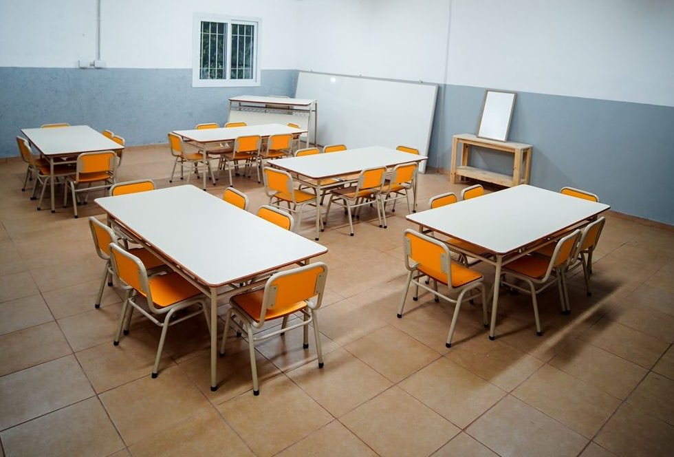 MartinLlaryora's tweet photo. Seguimos invirtiendo en el futuro, en Córdoba la #infancia está en el primer lugar. 

En #RíoCuarto habilitamos nuevas salas de jardín en la Escuela Normal Superior “Justo José de Urquiza”, sumando más espacios para que nuestros niños de 3, 4 y 5 años aprendan y crezcan en mejores condiciones.

Con una fuerte inversión provincial, a través del programa “Habitar la Escuela” y junto al municipio, ampliamos la #infraestructura educativa para el nivel inicial. Nuevas aulas y espacios de calidad, fortalecen la capacidad de la escuela generando así más oportunidades para las familias de esta ciudad.

Esta escuela es uno de los complejos educativos más importantes del sur provincial, con una matrícula superior a los 3.800 estudiantes y una amplia oferta académica que abarca formación docente y tecnicaturas en áreas estratégicas.

En #Córdoba, la #educación es prioridad. Nuestro compromiso con la comunidad educativa se reafirma preservando el valor de nuestras instituciones y construyendo más futuro con obras concretas que garantizan inclusión, desarrollo y progreso.

#HacerParaCrecer
