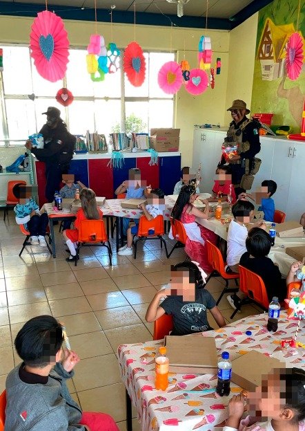SSP_Zac's tweet image. En el marco de la celebración del Día del Niñ@, la #PEP, en coordinación con policías municipales y la FRIZ, realizaron actividades de proximidad social en los municipios de Guadalupe, Fresnillo y Villa de Cos, para promover entornos de paz entre la niñez.n9.cl/ye8yj