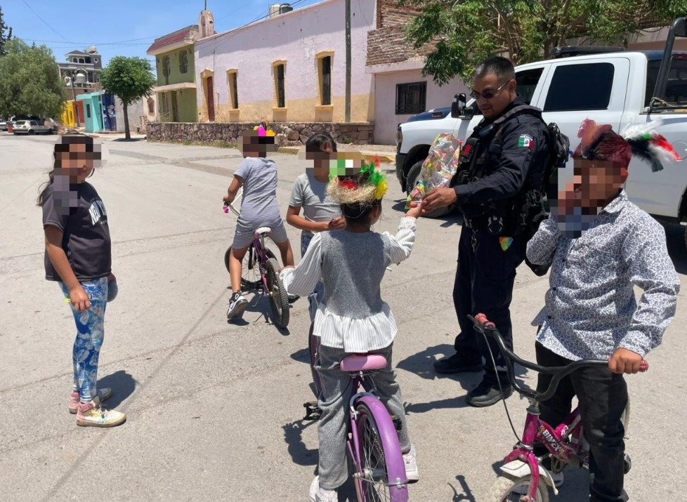 SSP_Zac's tweet image. En el marco de la celebración del Día del Niñ@, la #PEP, en coordinación con policías municipales y la FRIZ, realizaron actividades de proximidad social en los municipios de Guadalupe, Fresnillo y Villa de Cos, para promover entornos de paz entre la niñez.n9.cl/ye8yj