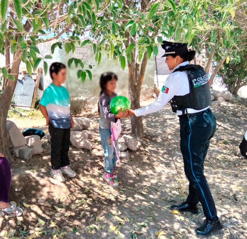 SSP_Zac's tweet image. En el marco de la celebración del Día del Niñ@, la #PEP, en coordinación con policías municipales y la FRIZ, realizaron actividades de proximidad social en los municipios de Guadalupe, Fresnillo y Villa de Cos, para promover entornos de paz entre la niñez.n9.cl/ye8yj