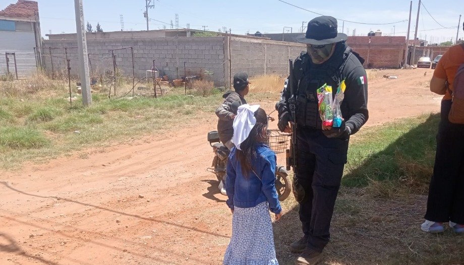 SSP_Zac's tweet image. En el marco de la celebración del Día del Niñ@, la #PEP, en coordinación con policías municipales y la FRIZ, realizaron actividades de proximidad social en los municipios de Guadalupe, Fresnillo y Villa de Cos, para promover entornos de paz entre la niñez.n9.cl/ye8yj