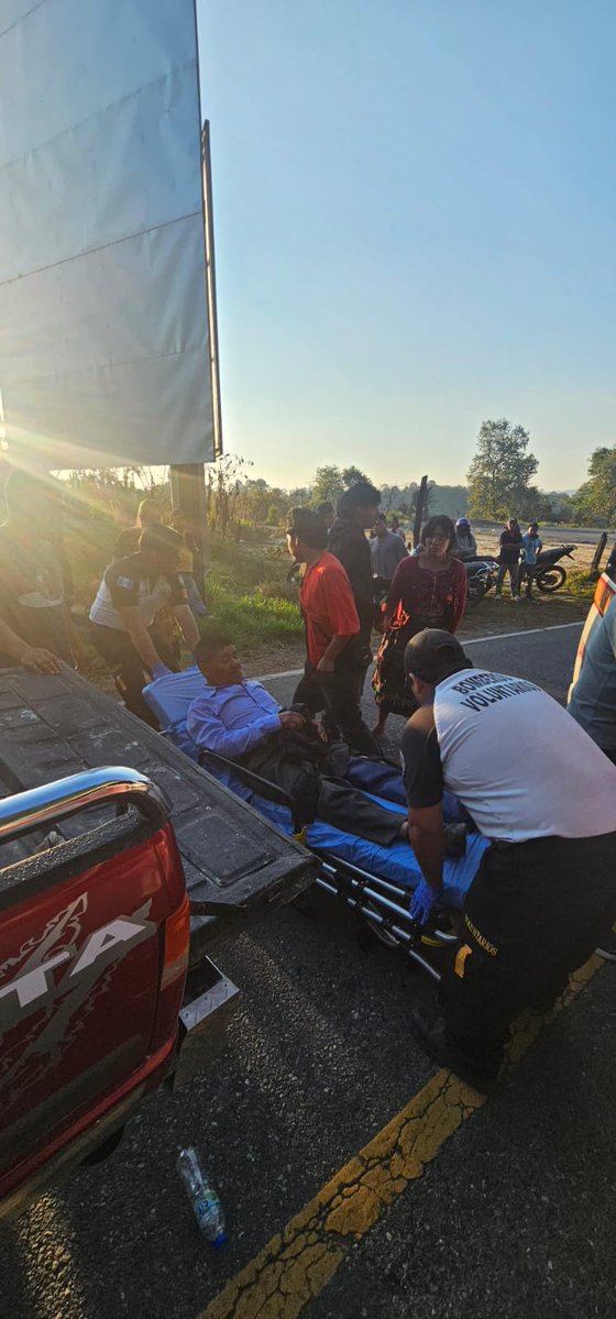 #EUQuiché Accidente en ruta a Chichicastenango, jurisdicción de Lemoa, Bombers Voluntarios cubrieron la emergencias, brindando los primeros auxilios a los heridos, los estabilizaron y trasladaron a la emergencia del Hospital Regional. #EU903