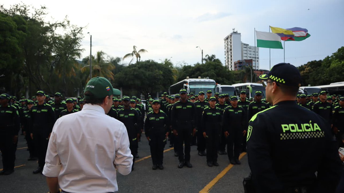 Caracol_Cali's tweet image. #Seguridad | El alcalde de #Cali @alejoeder recibió a más de 500 uniformados adicionales, que se integrarán exclusivamente para apoyar las labores de vigilancia y control durante la #Maratón de este domingo 3 de mayo.