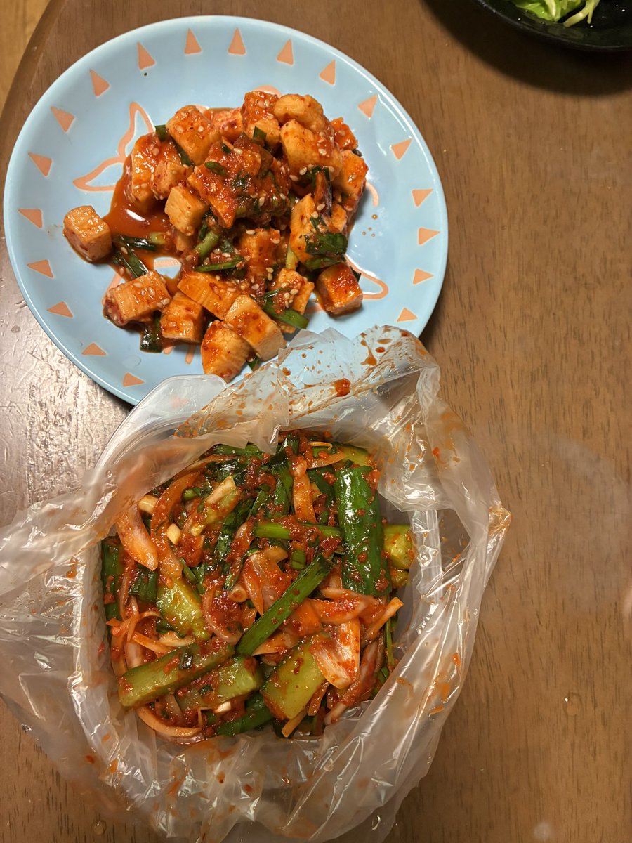 anne11jp's tweet photo. 本物のキムチを食べたらめっちゃ体調良くなったので、自分で作ることに。
ヤンニョムを作り、長芋をまず漬けてみた。味が薄くて辛い。
今日はきゅうりを漬けたらすごく美味しかった。
子供が帰ってくるから新鮮な魚と肉がくるのでキムチとシソだけ用意した。
名残惜しので観
#最凶の再婚
#パクソジュン https://t.co/1kppIHKJTg