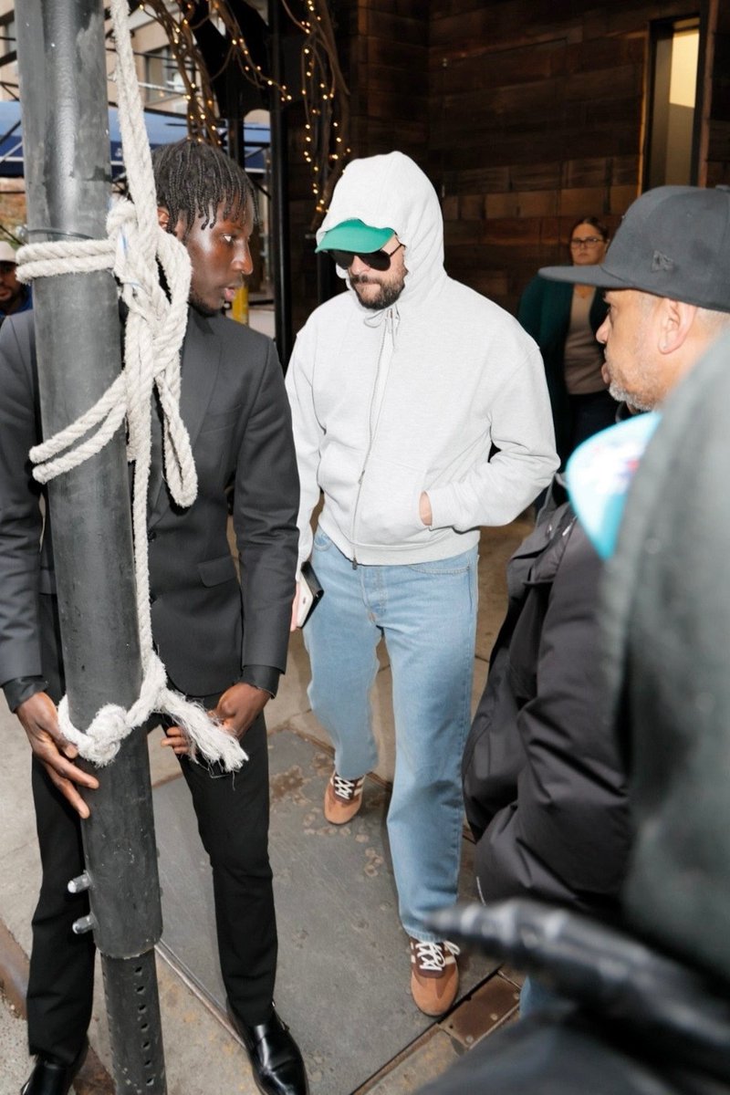 InfoBadBunnyBR's tweet photo. APARECEU!! Bad Bunny foi visto hoje em Nova York. Provavelmente ele irá ao Met Gala, vencemos muito! 😭 https://t.co/VUDVgvJBVh