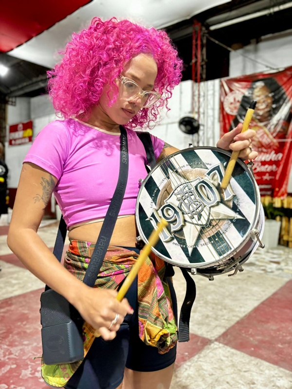 WorldCarnaval's tweet photo. O Botafogo Samba Clube dá início, no próximo dia 15 de maio, a uma nova edição da Oficina de Percussão Ritmo Alvinegro, projeto voltado para quem deseja aprender, se aperfeiçoar e vivenciar de perto a cultura do samba por meio da bateria da escola. https://t.co/r5BGaJkOlp