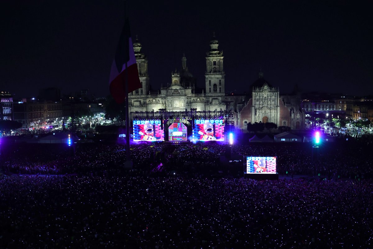 El_Universal_Mx's tweet photo. 🎶 31 Minutos llena el Zócalo de la CDMX | El concierto en el Zócalo capitalino congregó a más de 230 mil personas, informó la jefa de Gobierno, Clara Brugada. El show duró cerca de dos horas y reunió a fans grandes y pequeños en el marco del Día del Niño y la Niña. ¿Cuál es tu personaje favorito de 31 Minutos?