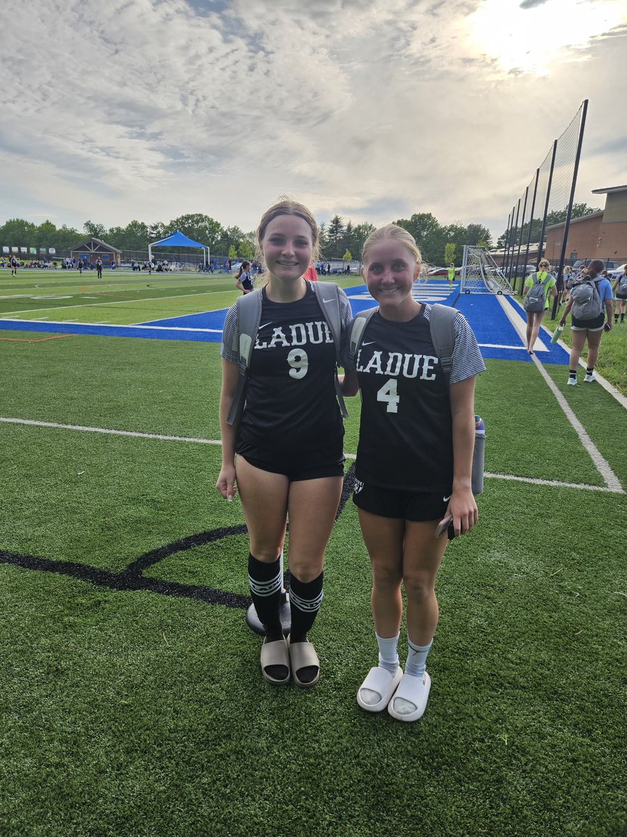 LadueSoccer's tweet image. Varsity plays well but loses 2-3 to Seckman!
⚽️ Wilson (Myckatyn)
⚽️ Wilson (Tonopolsky)
⭐️Dixon
⭐️Wilson

JV plays well and wins 1-0 over Seckman!
⚽️ Derseh (Tonopolsky)
🧤 Razafsky, Jones
⭐️ Jiang
⭐️ Roark

#BleedBlue 💧💙
