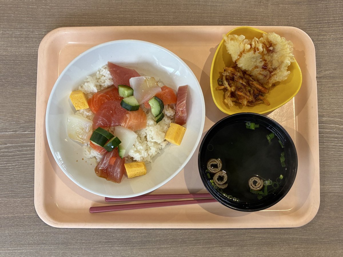 T_urasoe's tweet photo. 5月1日(金)今日の #サラメシ

⭐️海鮮ちらし寿司
⭐️魚天
⭐️野菜かき揚げ
⭐️清まし汁

沖縄トヨタは明日から6日までGWでお休みとなります
ご協力よろしくお願いしてるよ🙇 https://t.co/NrUgLKzEvz
