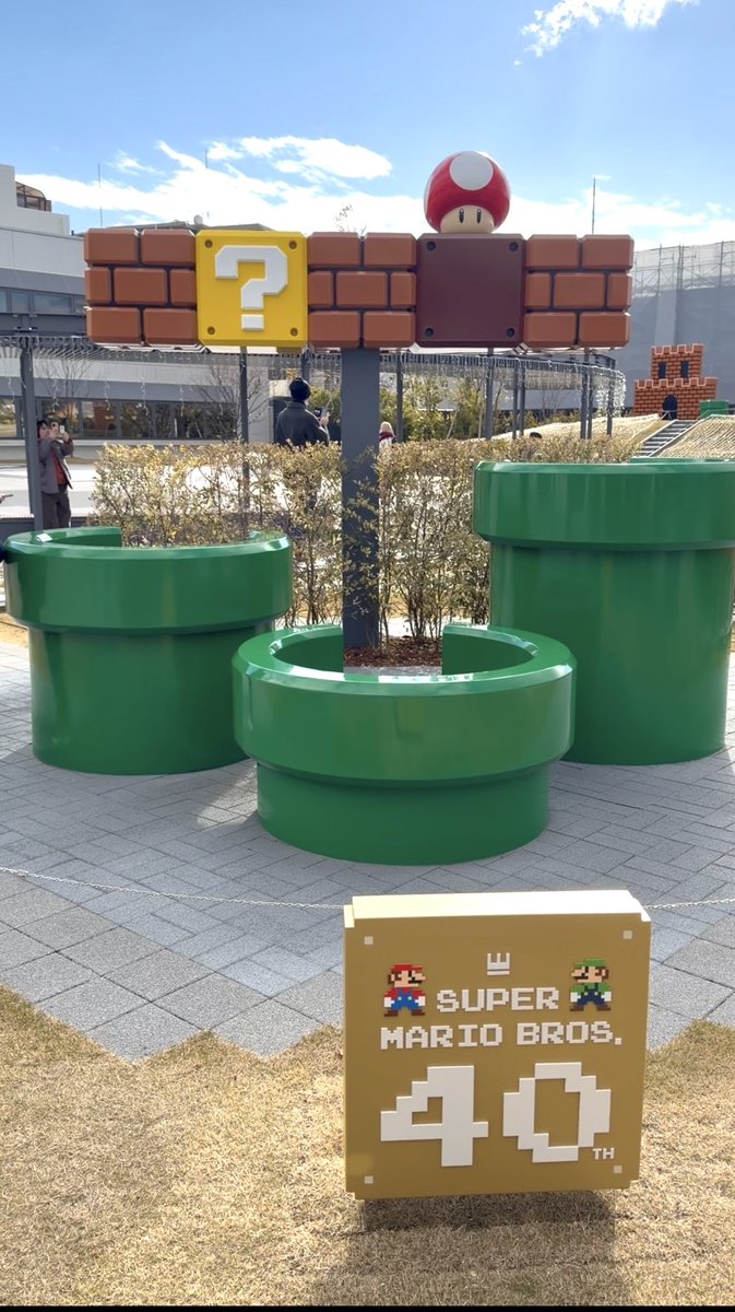 ichichidejan1's tweet photo. まさにニンテンドーミュージアム、うちも含めてそんな親子が山ほどいて微笑ましかった。
30年前ドイツの片田舎でスーパーニンテンドーしてた夫が今は日本で息子とSwitchしてるんだもん、エモすぎるでしょ。開館から閉館まで遊び尽くしてでっかいぬいぐるみ二つ抱えて帰ったよ🍄🎮 https://t.co/T71ph6qztN