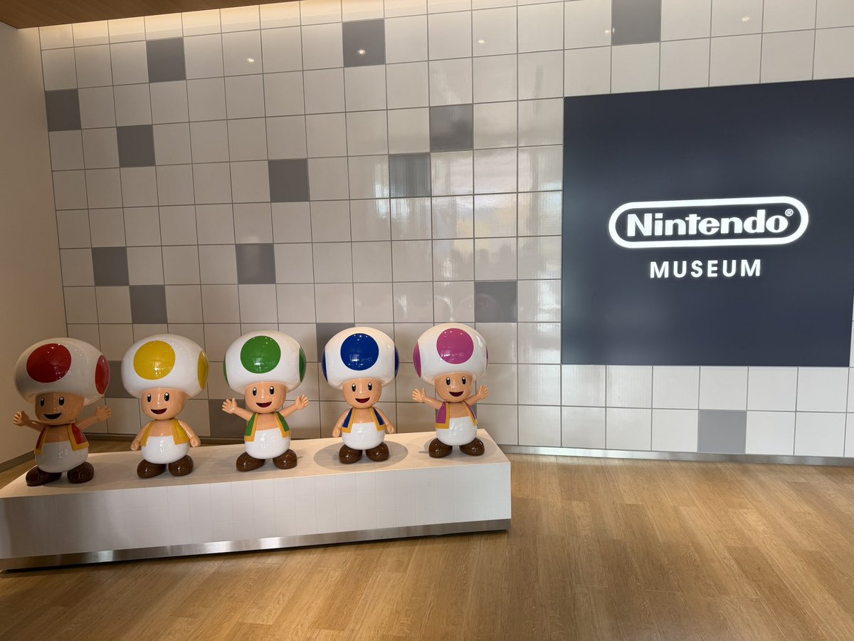 ichichidejan1's tweet photo. まさにニンテンドーミュージアム、うちも含めてそんな親子が山ほどいて微笑ましかった。
30年前ドイツの片田舎でスーパーニンテンドーしてた夫が今は日本で息子とSwitchしてるんだもん、エモすぎるでしょ。開館から閉館まで遊び尽くしてでっかいぬいぐるみ二つ抱えて帰ったよ🍄🎮 https://t.co/T71ph6qztN