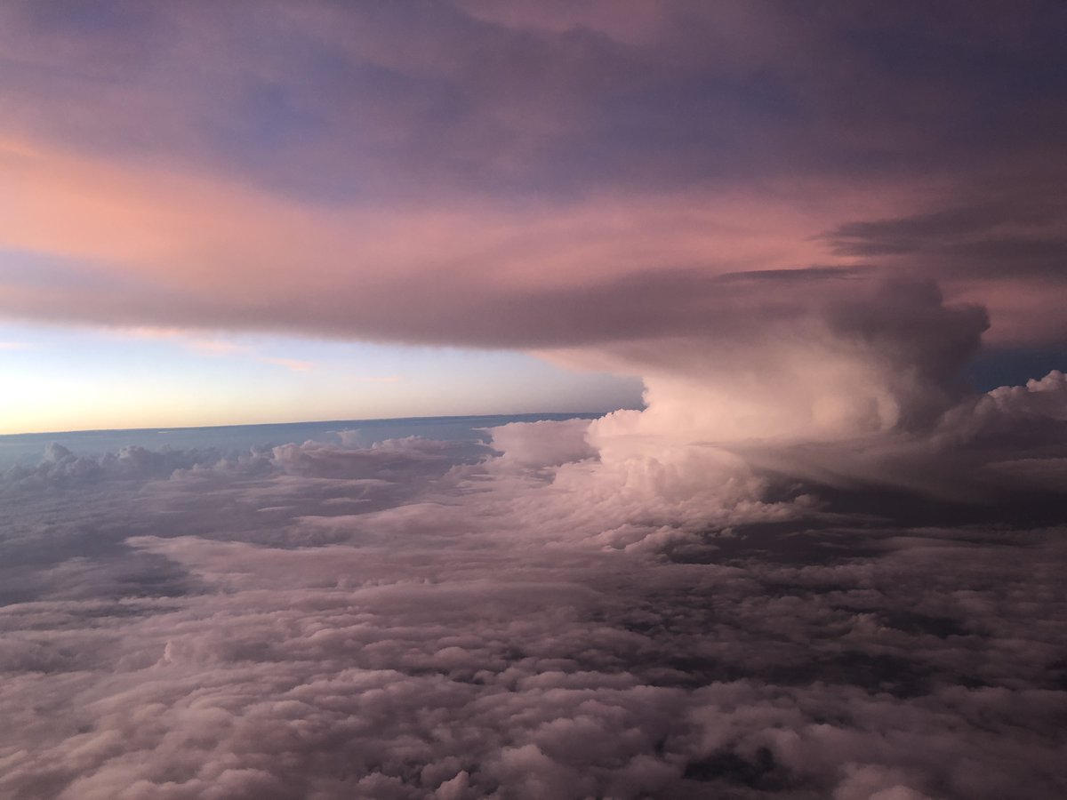 Tian9jaw's tweet image. Storm clouds at 35,000 feet giving full cinematic villain energy 🌩️🎬
#aviatioan #cockpitview
