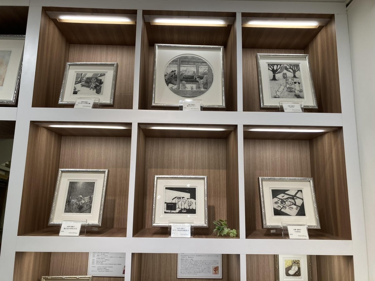 c_tera's tweet photo. 新宿伊勢丹 本館6F「アート&amp;フレーム」さんにて、作品を常設で置いていただけることになりました。

今後はこちらのグリッド棚で、いつでも作品をご覧いただけます。

展示作品は少しずつ入れ替わることもありますので、お近くにお越しの際は、ぜひお立ち寄りいただけると嬉しいです。 https://t.co/u3Jsfbty8A