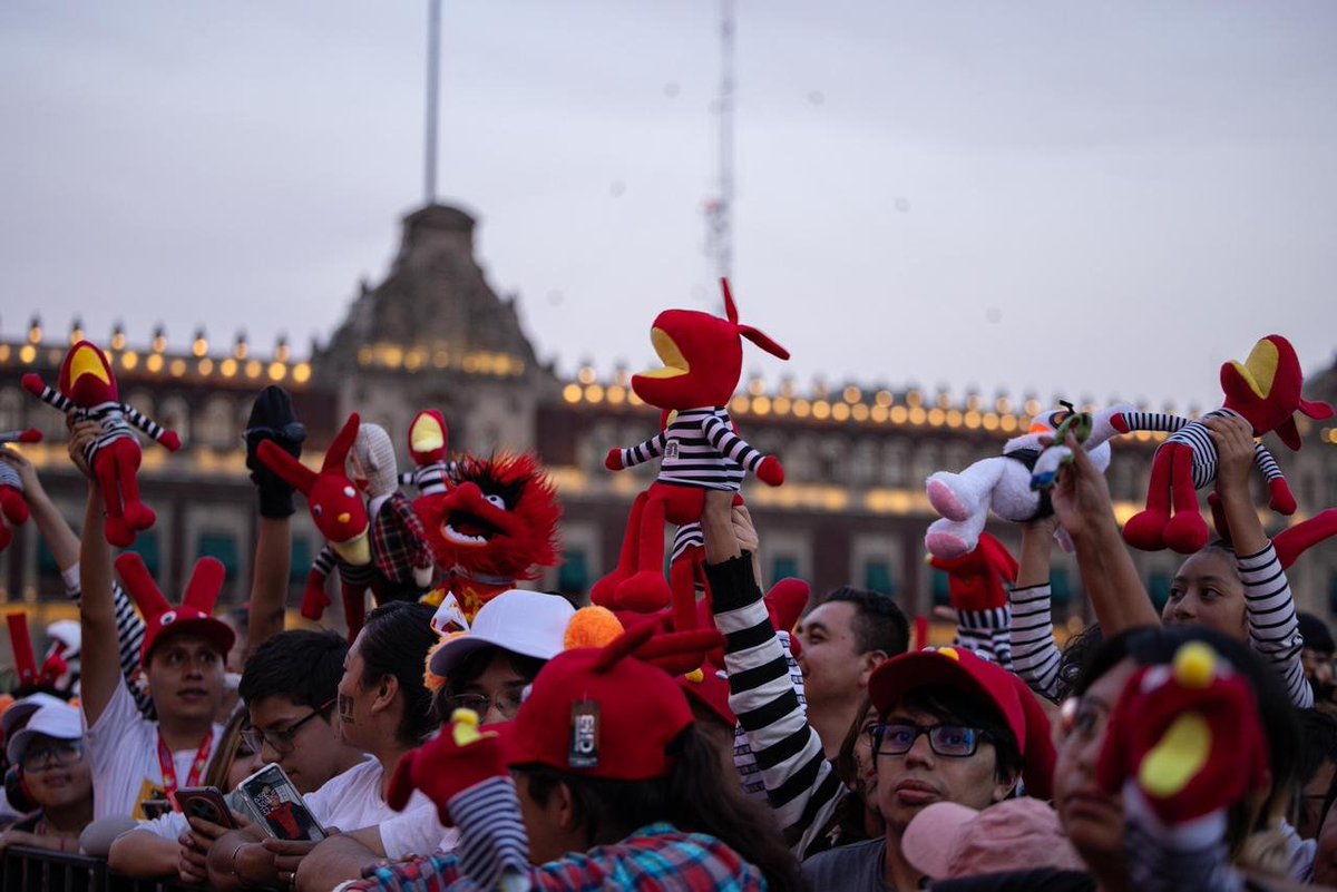 nacholozano's tweet image. 230 mil personas acudieron al concierto de #31Minutos en el #Zócalo para celebrar el Día de las Infancias, de acuerdo con cifras del gobierno de la #CDMX.