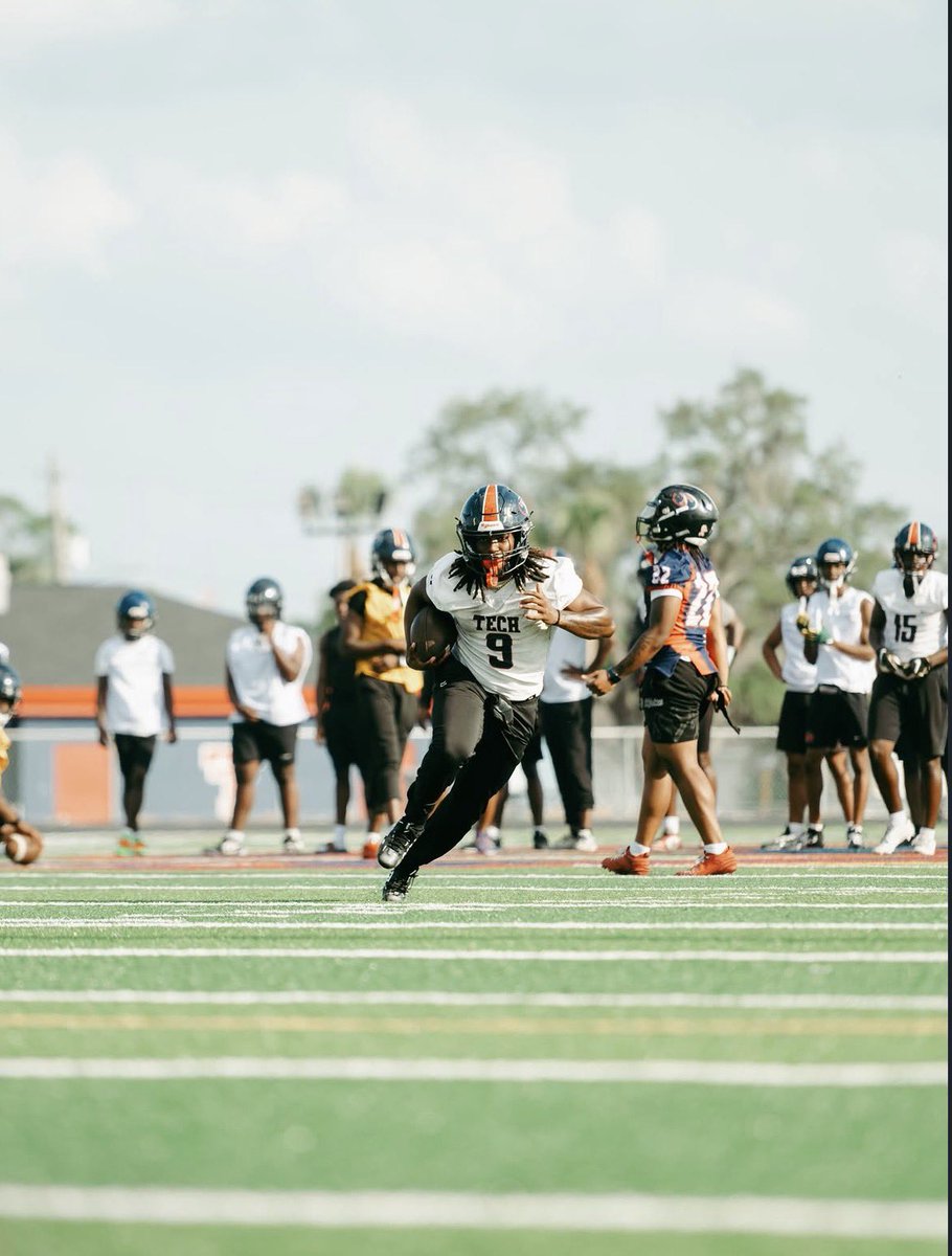 kfeezyy's tweet photo. Non-stop work!!
Junior Szn…loading
@tech813coach @TBTFootball @OC_TBT @KevinHobbs_DC @1cwoo7 https://t.co/Q38FMPmwuL