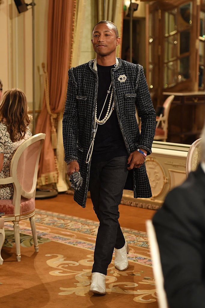 8th_month's tweet photo. CHANEL 2016/17 Métiers d'Art に登場したファレルより似合ってる人は見たことがない。 https://t.co/IMzYZAUnmN