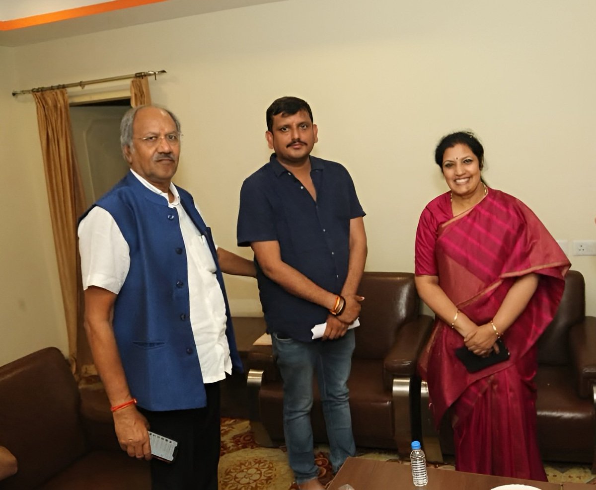छत्तीसगढ़ में जन जन के नेता , युवाओं के लोकप्रिय, पूर्व में मंत्री ,8 बार विधायक, वर्तमान में हमारे रायपुर लाडले सांसद आदरणीय <a href="/brijmohan_ag/">Brijmohan Agrawal</a> जी को जन्मदिन की मंगलमय बधाई  ।।
#लोकसभा #रायपुर #छत्तीसगढ़