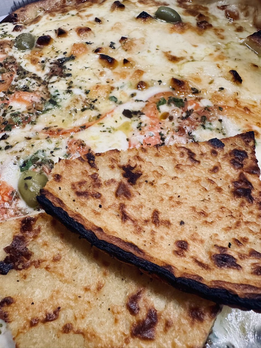 A cenar…  🍕❤️

¿Cuál es tu sabor de pizza preferido?

Hoy pedimos: mitad napolitana, mitad provo con jamón…