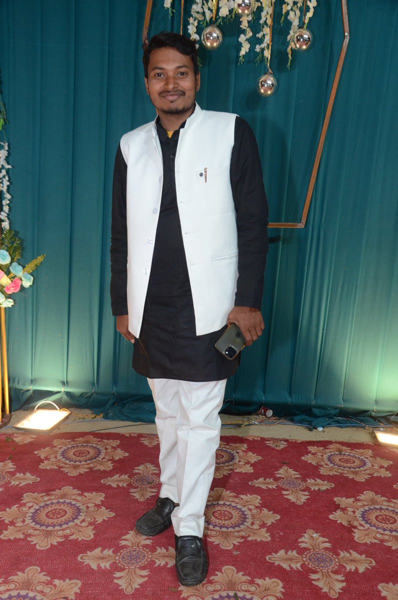 LaxmiKantdaduaa's tweet image. आज मेरा जन्मदिन है •••

मैं आप सभी के स्नेह आशीर्वाद का आकांक्षी हूँ 🙏 
                  #memories ~ #DaduAa_Bhai