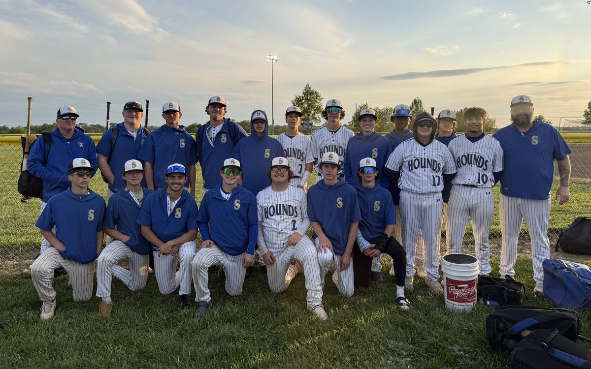 TraceyJCochran's tweet photo. Congrats Greyhound players and coaches! Third place in the I-70 conference tournament! 💙💛⚾️ https://t.co/FzrEwqrHKx