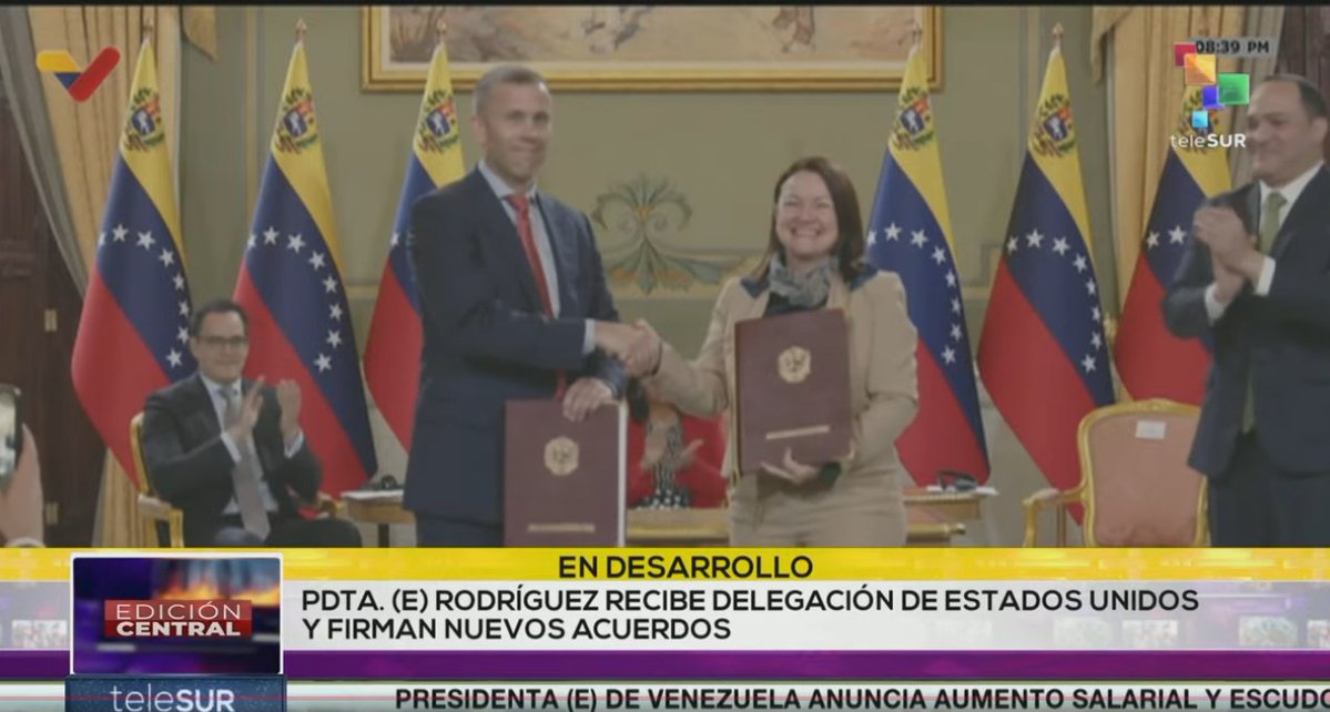 teleSURtv's tweet image. #ENVIVO | 🔴 Paula Enao, ministra del Poder Popular de Hidrocarburos, destacó la importancia de la inversión del sector privado para el desarrollo y apalancamiento en diversas áreas del país.

🔴 Los acuerdos firmados buscan el crecimiento en los próximos meses y años,