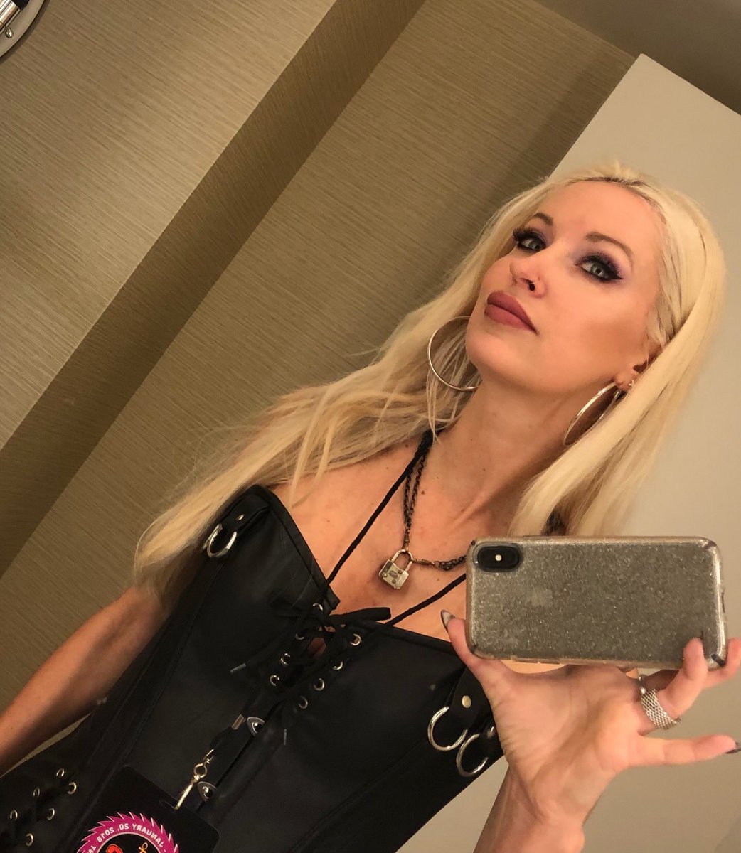 EmilyStrigl's tweet photo. 2018 @kiss convention ❤️❤️❤️ https://t.co/3tMKTUOJCS