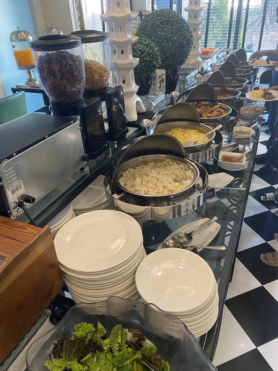Ponnten's tweet photo. アラバンの一万円以下のホテル
部屋はキレイだけどお湯はぬるい
朝飯は毎日ガーリックライスが重い、、、
一万円以下なら星3つくらいかな〜
卵料理は頼んだら作ってくれるよ!
#alabang #azumibontiqehotel https://t.co/4Ng1UKfALZ