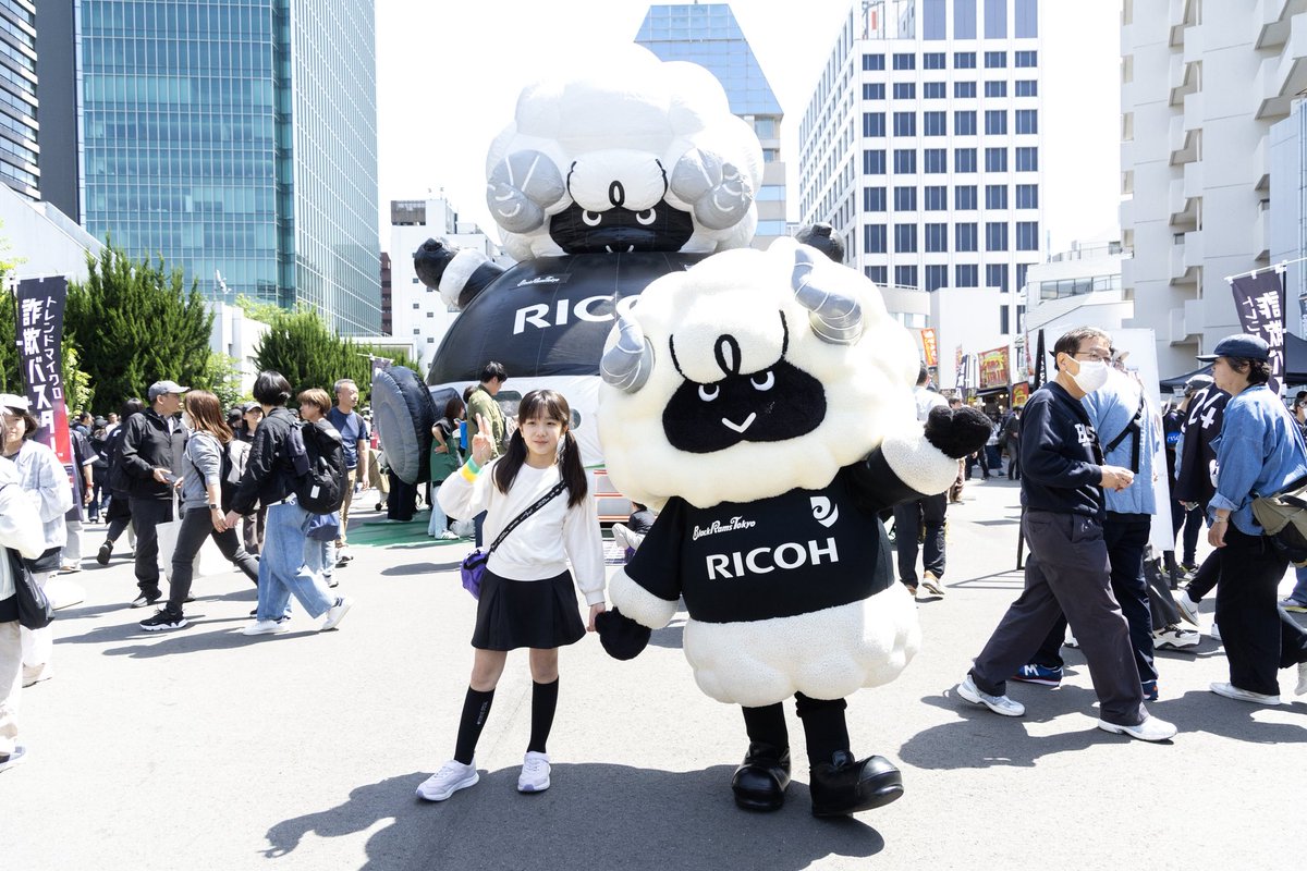 RICOH_BlackRams's tweet photo. 【EVENT PHOTO】vol.3📸
第16節 #トヨタヴェルブリッツ 戦では、大好評の『あなたの夢かなえます』を実施いたしました🐏🌠
#RAMOVE 会員の皆様から募集した "夢" を、スタジアムのさまざまな場所で実現👏🏻✨
今シーズンもたくさんのご応募ありがとうございました😊
🔗https://t.co/NjQ0JQ3V9u
#BlackRamsTokyo #ブラックラムズ東京
#LeagueOne #リーグワン #世田谷区