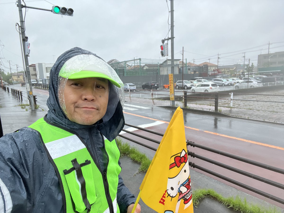 5月1日 今朝は、稲城長沼駅でのご挨拶の後、校長先生とともに小学生の見守り活動を行いました。雨脚が強く、視界が悪い中、傘を差して登校する児童に、車に接触しないよう声がけしました。天気予報では、稲城市は本日15時から晴れマークです。本日もお気をつけて！
＃稲城市議会議員
＃湯谷ひろし