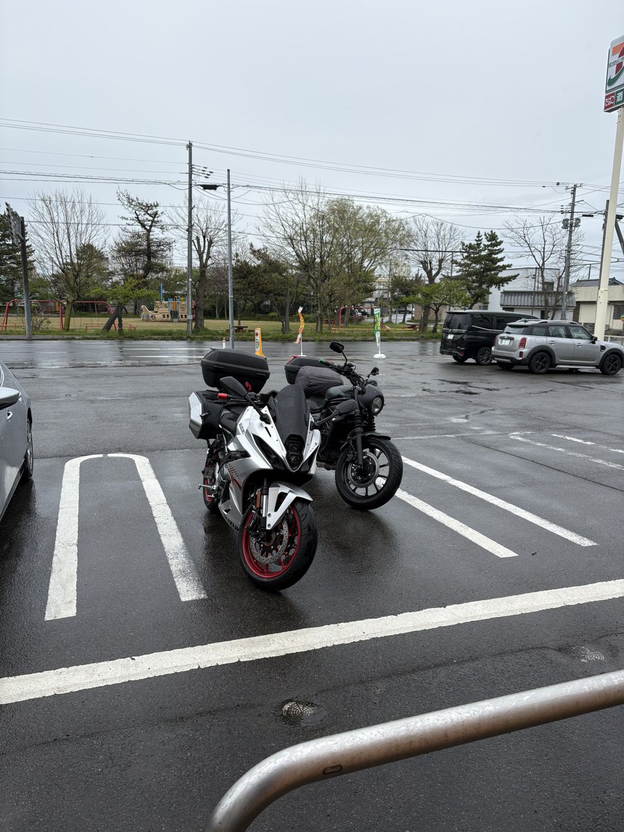 hirokaPapa's tweet image. 雨の中走ってます。
辛い🥵

#bike #touring #suzuki #gsx8r #gsx800f #kawasaki #eliminator #eliminator400se #バイク #ツーリング #夫婦ツーリング #スズキ #鈴菌 #カワサキ #エリミネーター #エリミネーター400se #バイク好き #バイク好きな人と繋がりたい #バイクのある風景