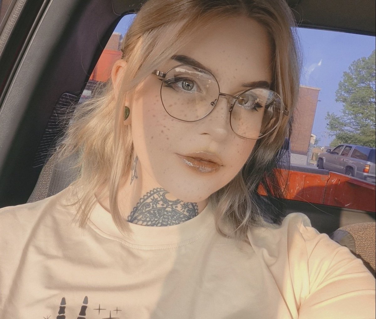 KitsuDawn's tweet photo. I just wanted to photo dump, also back tattoo complete 🩷💜 https://t.co/aTb9DarW3Z