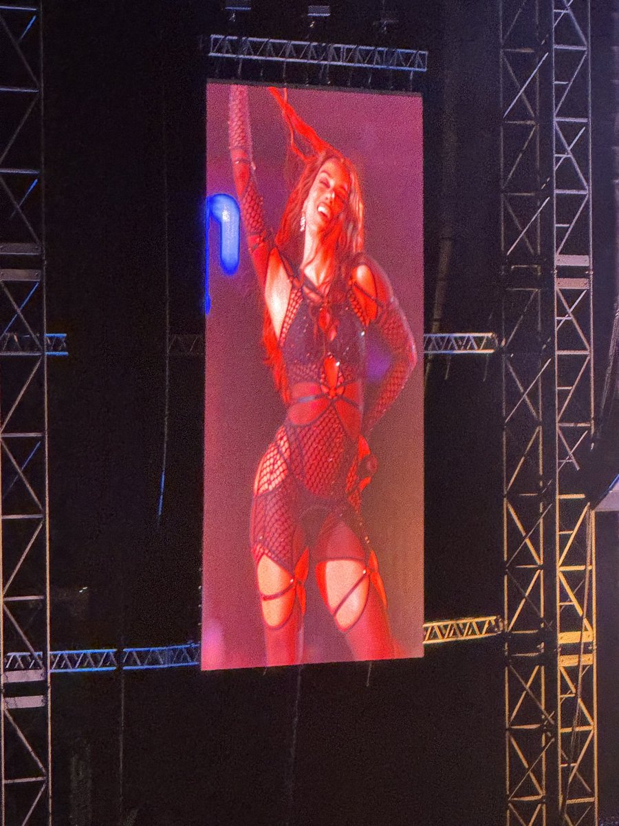 Gente tô no show do The Weeknd e eh simplesmente um GAG que Anitta tá abrindo o show dele, se apresentando no meio do show, juro, ela venceu tanto